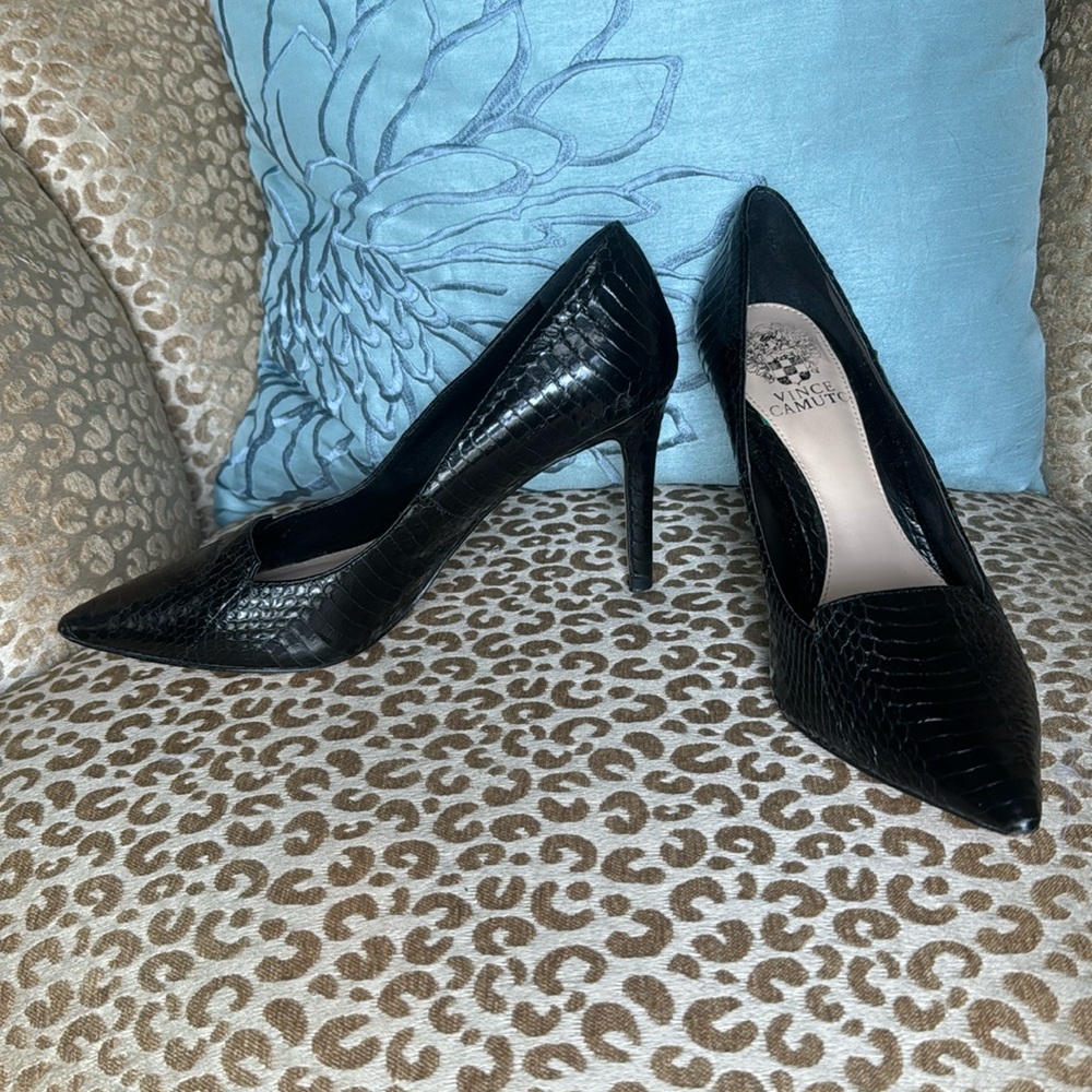 EUC Vince Camuto snakeskin textured leather pumps
